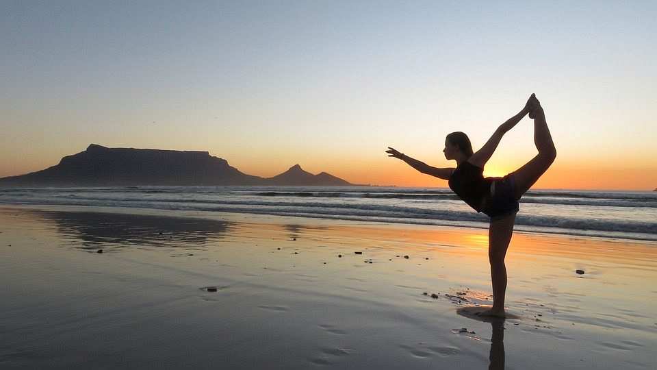yoga sahil kadın günbatımı