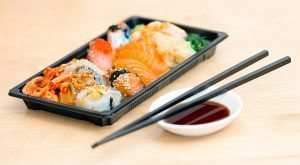 sushi tabağı ve soya sosu