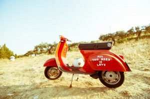 kırmızı vespa