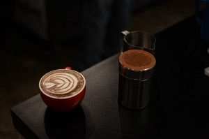 latte art, siyah zemin