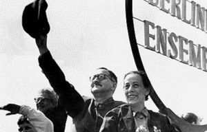 Bertolt Brecht ve eşi siyah beyaz fotoğraf