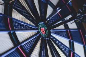 dart nişan tahtası ve bulleyea isabet eden dart okları