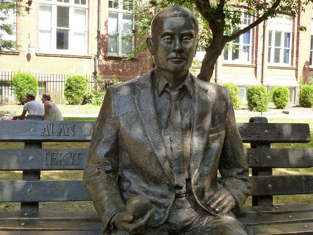 ALAN TURING: Bilgisayar Bilimlerinin Babası | 10layn