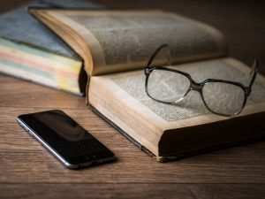cep telefonu kitap gözlük