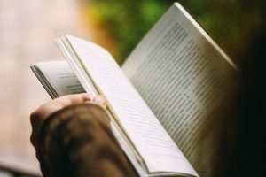 kitap okumak sayfaları çevirmek
