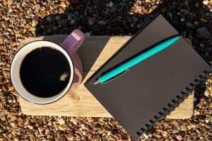pembe kupa siyah defter kahve kalem açık hava