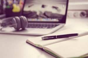 zihin haritası nasıl yapılır defter, kalem, laptop, kulaklık