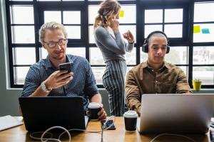 dijital minimalizm ofis çalışanlar bilgisayar akıllı telefon