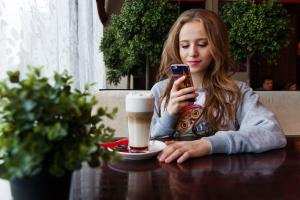 dijital minimalizm akıllı telefon kız latte