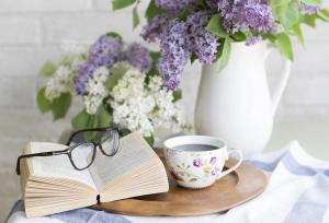 yaratıcılığı geliştirmek kitap çay fincanı çiçek
