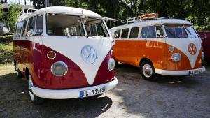 volkswagen van kırmızı turuncu