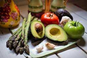 veganlık veganizm sebze ve meyveler avokado kuşkonmaz domates