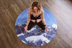 evde meditasyon nasıl yapılır kadın yoga mat