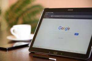 google'da arama yapmanın püf noktaları laptop google search