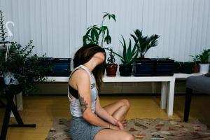 evde meditasyon yapmak kadın