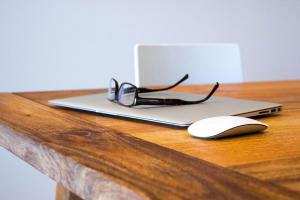 sağlıklı yaşam laptop apple mouse masa gözlük
