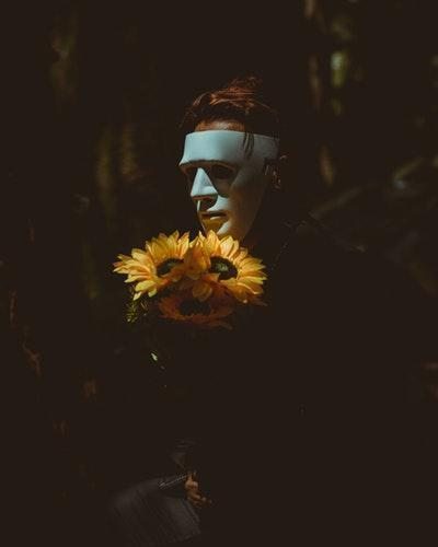 maskeli adam çiçek