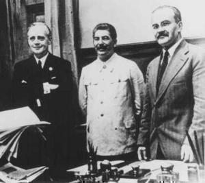 Almanya ve Sovyetler Saldırmazlık Paktı İmzalıyor. (Soldan sağa: Alman Dışişleri Bakanı Joachim von Ribbentrop, Stalin, Sovyet Dışişleri Bakanı Molotov.)