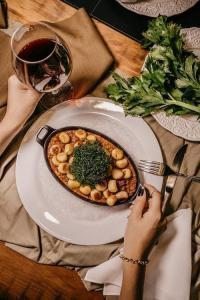 kırmızı şarap yemek sofra