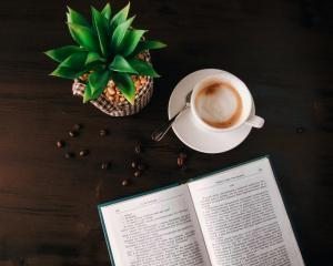 kitap kahve çiçek