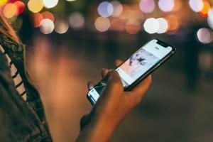 cep telefonu kadın sokak