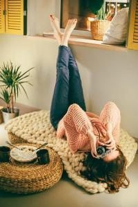 parisian parizyen woman in jeans and cashmere