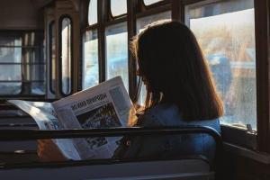 otobüs gazete okuyan kadın