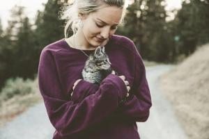 kedi kadın sevgi evcil hayvan