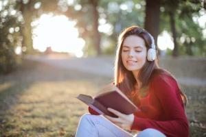 müzik dinleyen kadın okumak doğa