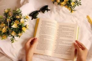 kitap çiçekler masa