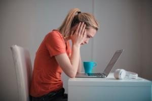 kötü haber kadın laptop