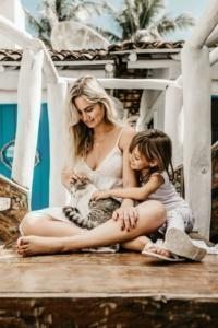 kedi anne kız çocuk