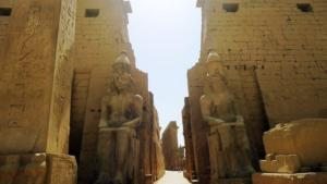 luxor karnak tapınağının girişi