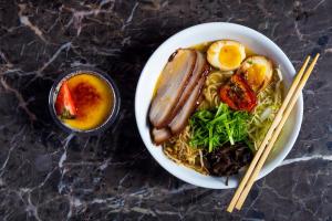 ramen göçlerle şekilenen yemekler